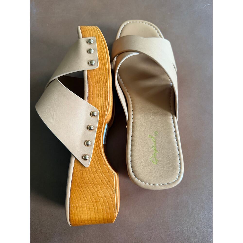 Qupid Women
Size 6 Nude Beige Platform Slide Sandal Crisscross Gold Studded NWT